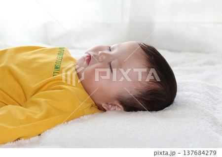 お昼寝する赤ちゃん お昼寝する赤ちゃん 137684279