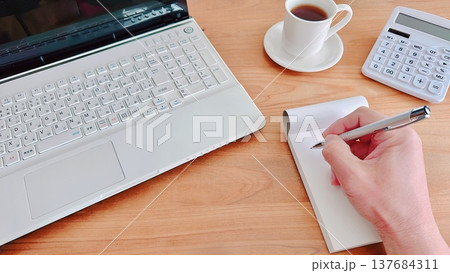 メモをとる男性　ビジネスマン 137684311