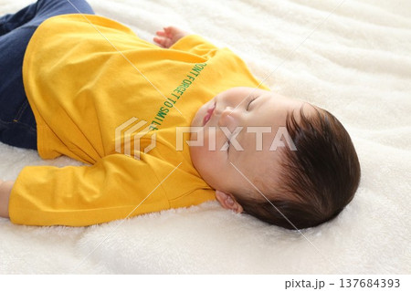 お昼寝する赤ちゃん お昼寝する赤ちゃん 137684393