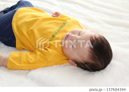 お昼寝する赤ちゃん お昼寝する赤ちゃん 137684394
