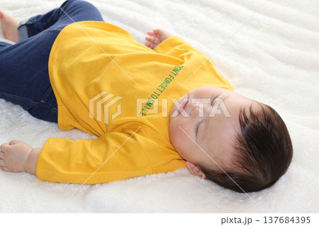 お昼寝する赤ちゃん 137684395