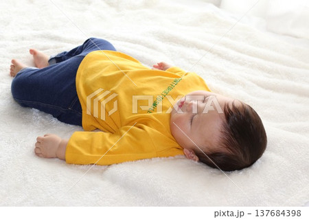 お昼寝する赤ちゃん お昼寝する赤ちゃん 137684398