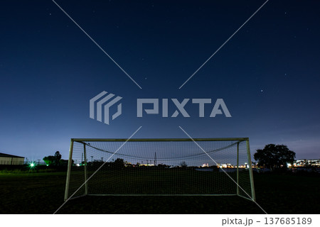 サッカーのゴールポストのある夜景 137685189