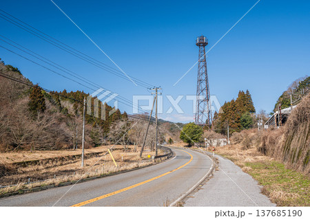 奥琵琶湖の山間を通る国道8号線 滋賀県長浜市西浅井町 奥琵琶湖の山間を通る国道8号線 滋賀県長浜市西浅井町 137685190