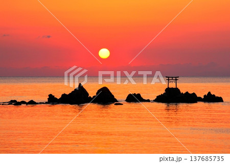 奈多海岸の日の出（奈多八幡宮・杵築市） 137685735