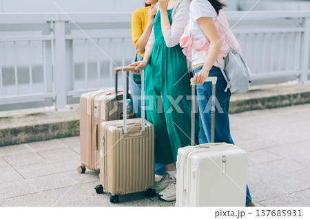 女性3人の旅行イメージ 「撮影協力:関西国際空港(KIX)」 女性3人の旅行イメージ 「撮影協力:関西国際空港(KIX)」 137685931