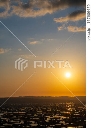 【初夏の絶景】初夏の砺波平野・散居村の夕暮れと水田のリフレクション【富山県】 【初夏の絶景】初夏の砺波平野・散居村の夕暮れと水田のリフレクション【富山県】 137686479