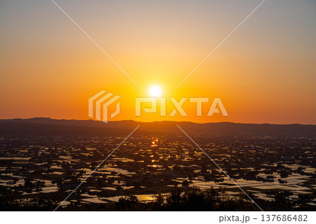 【初夏の絶景】初夏の砺波平野・散居村の夕暮れと水田のリフレクション【富山県】 【初夏の絶景】初夏の砺波平野・散居村の夕暮れと水田のリフレクション【富山県】 137686482