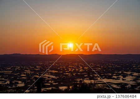 【初夏の絶景】初夏の砺波平野・散居村の夕暮れと水田のリフレクション【富山県】 【初夏の絶景】初夏の砺波平野・散居村の夕暮れと水田のリフレクション【富山県】 137686484