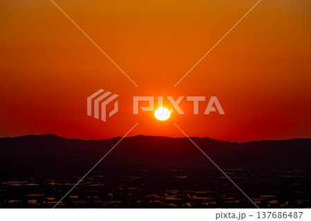【初夏の絶景】初夏の砺波平野・散居村の夕暮れと水田のリフレクション【富山県】 137686487