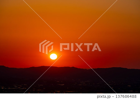 【初夏の絶景】初夏の砺波平野・散居村の夕暮れと水田のリフレクション【富山県】 【初夏の絶景】初夏の砺波平野・散居村の夕暮れと水田のリフレクション【富山県】 137686488
