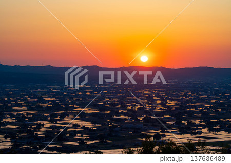 【初夏の絶景】初夏の砺波平野・散居村の夕暮れと水田のリフレクション【富山県】 137686489