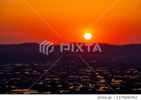【初夏の絶景】初夏の砺波平野・散居村の夕暮れと水田のリフレクション【富山県】 【初夏の絶景】初夏の砺波平野・散居村の夕暮れと水田のリフレクション【富山県】 137686492