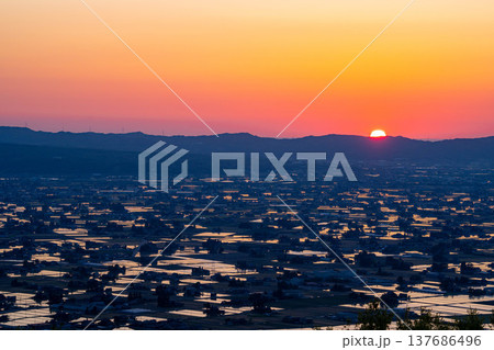【初夏の絶景】初夏の砺波平野・散居村の夕暮れと水田のリフレクション【富山県】 137686496