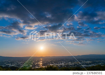 【初夏の絶景】初夏の砺波平野・散居村の夕暮れと水田のリフレクション【富山県】 【初夏の絶景】初夏の砺波平野・散居村の夕暮れと水田のリフレクション【富山県】 137686501