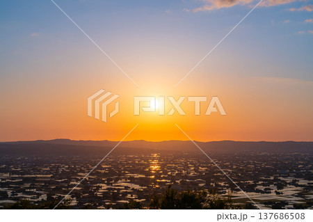 【初夏の絶景】初夏の砺波平野・散居村の夕暮れと水田のリフレクション【富山県】 137686508