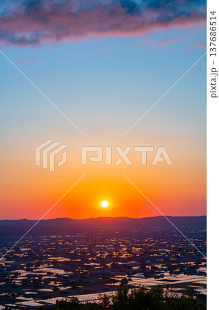 【初夏の絶景】初夏の砺波平野・散居村の夕暮れと水田のリフレクション【富山県】 【初夏の絶景】初夏の砺波平野・散居村の夕暮れと水田のリフレクション【富山県】 137686514