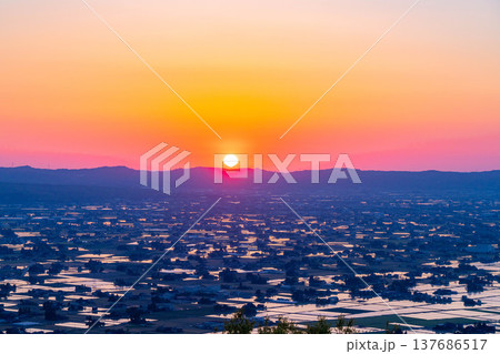【初夏の絶景】初夏の砺波平野・散居村の夕暮れと水田のリフレクション【富山県】 【初夏の絶景】初夏の砺波平野・散居村の夕暮れと水田のリフレクション【富山県】 137686517