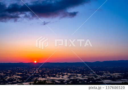 【初夏の絶景】初夏の砺波平野・散居村の夕暮れと水田のリフレクション【富山県】 【初夏の絶景】初夏の砺波平野・散居村の夕暮れと水田のリフレクション【富山県】 137686520