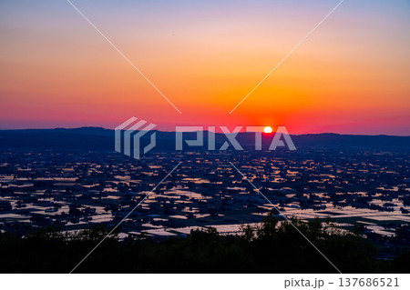 【初夏の絶景】初夏の砺波平野・散居村の夕暮れと水田のリフレクション【富山県】 137686521