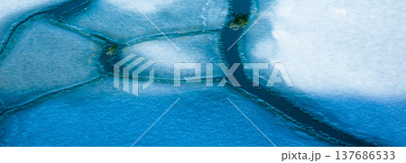 真冬の北海道オホーツク地方にある湧別漁港の結氷風景 真冬の北海道オホーツク地方にある湧別漁港の結氷風景 137686533