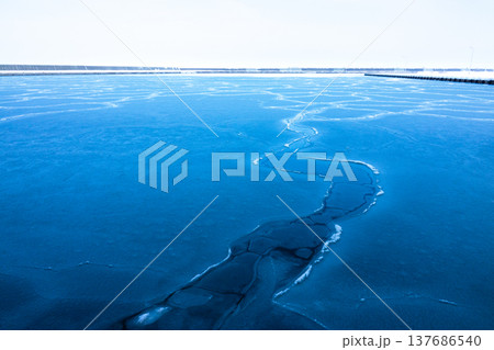 真冬の北海道オホーツク地方にある湧別漁港の結氷風景 137686540