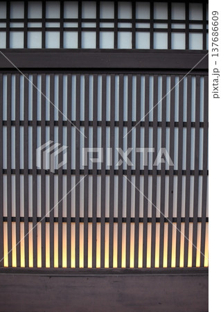 木製の格子窓 木製の格子窓 137686609