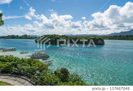 夏の沖縄県石垣島に広がる美しい風景 夏の沖縄県石垣島に広がる美しい風景 137687048