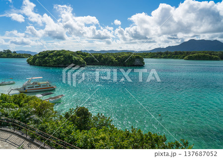 夏の沖縄県石垣島に広がる美しい風景 夏の沖縄県石垣島に広がる美しい風景 137687052