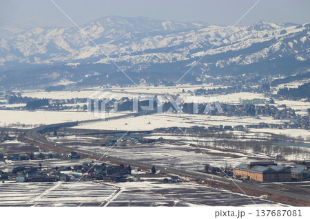 ［E17］雪解けの関越自動車道（新潟県南魚沼市：192km付近） 137687081