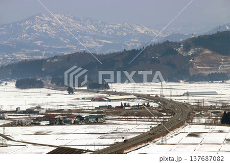 ［E17］雪解けの関越自動車道（新潟県南魚沼市：198km付近） 137687082