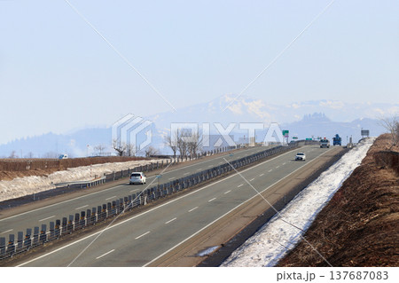 ［E17］雪解けの関越自動車道（新潟県南魚沼市：195km付近） 137687083