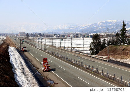 ［E17］雪解けの関越自動車道（新潟県南魚沼市：195km付近） 137687084