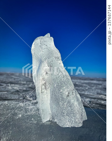 A block of ice 137687144