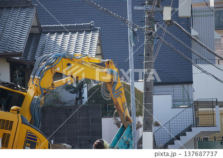日本の都市の住宅地の工事現場の重機の様子 日本の都市の住宅地の工事現場の重機の様子 137687737