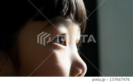 窓から外を見る子供の横顔。瞳のクローズアップ 137687976