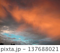 編み上がりに赤く染まる雲 137688021