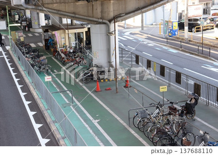堺市堺区堺東近くの高架下の駐輪場 137688110
