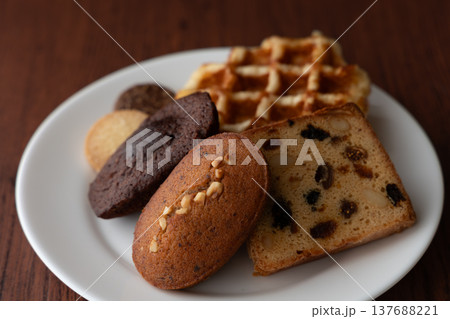 焼き菓子の盛り合わせ 横1 137688221