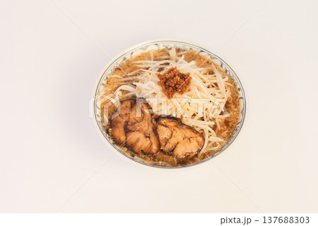 醤油ラーメン 白背景 醤油ラーメン 白背景 137688303