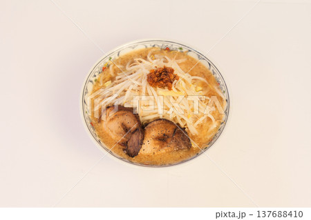 味噌ラーメン　白背景 137688410