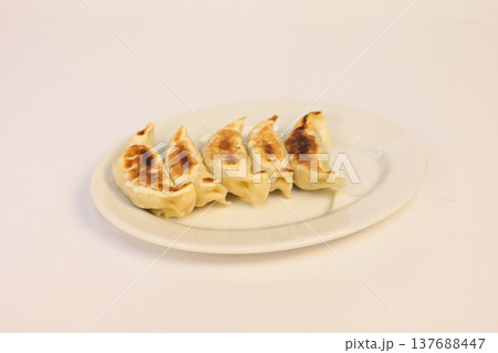餃子　白背景 137688447