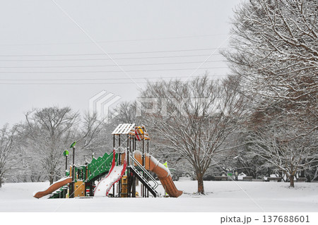 雪の樹林公園の遊具_03 雪の樹林公園の遊具_03 137688601