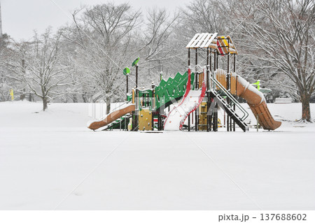 雪の樹林公園の遊具_04 137688602