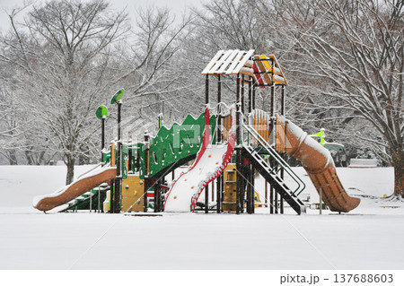雪の樹林公園の遊具_05 雪の樹林公園の遊具_05 137688603