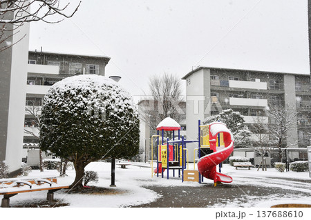 雪の団地の遊具_01 雪の団地の遊具_01 137688610