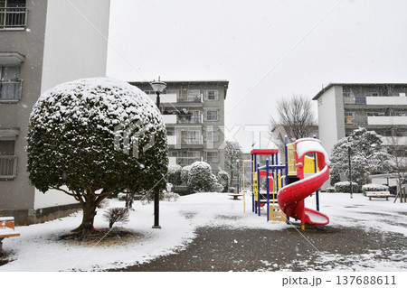 雪の団地の遊具_02 雪の団地の遊具_02 137688611