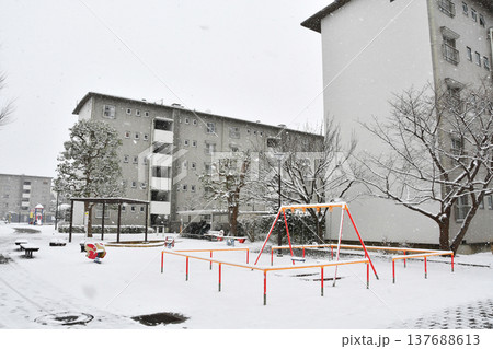 雪の団地の遊具_04 雪の団地の遊具_04 137688613