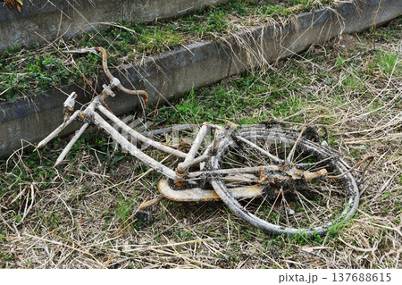 川底にあった自転車_02 137688615