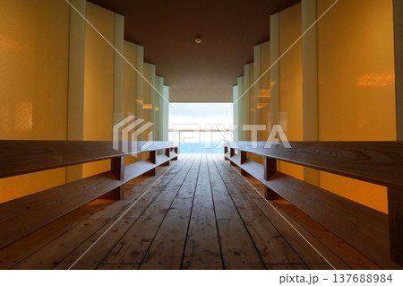 ホテル最上階にある廊下の先に望む海と空【3月】 137688984